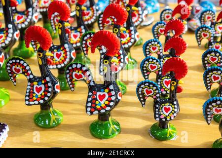 Ein Shop-Shop-Display mit Tourist Souvenir-Modelle der Portugiesisch Barcelos Rooster Portugal Stockfoto