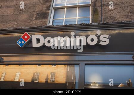 Edinburgh, Schottland - 6. Januar 2021: Domino's Location am Raeburn Place in Stockbridge, Edinburgh. Domino's ist eine der größten Pizzaketten der Welt Stockfoto