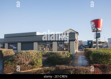 Edinburgh, Schottland - 6. Januar 2021: KFC-Standort im Craigleith Retail Park in Edinburgh. KFC ist die zweitgrößte Fast-Food-Kette der Welt. Stockfoto