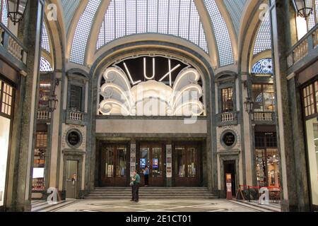 Turin, Italien - september 2020: Das historische Lux-Kino in der Galerie San Federico Stockfoto