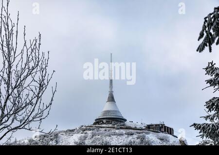 Jested bedeckt mit Schnee. Blick auf den Winterberg Jested mit einem Sender. Stockfoto