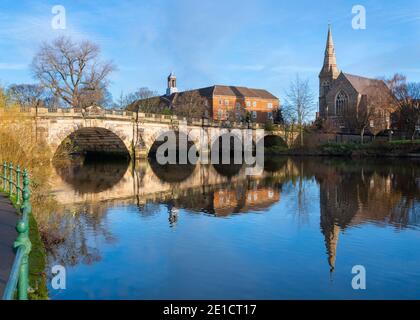 English Bridge spiegelt sich im Fluss Severn, Shrewsbury, Shropshire. Stockfoto