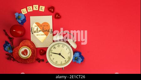 Valentinstag rote Herzen romantische Komposition, gemütliches Alt- und Retro-Konzept mit Wecker, Kerzen und Blumen, Banner roten Hintergrund, Kopierraum Stockfoto