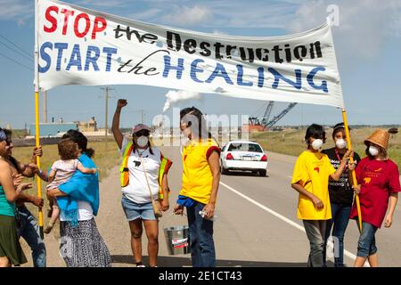 First Nation Kanadier Protest gegen die Zerstörung und Verschmutzung der Tar Sands Industrie am 4. jährlichen Heilung zu Fuß nördlich von Fort McMurray, Stockfoto