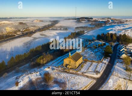 Luftaufnahme der Kirk 'o Shotts Parish Church, Salsburgh, North Lanarkshire, Schottland. Stockfoto