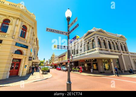 Fremantle, Western Australia - 2. Januar 2018: Straßenlaterne und Schild in der High Street die Hauptstraße von Fremantle. Die Straße führt an historischen Sehenswürdigkeiten vorbei Stockfoto