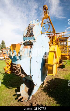 Altes Teersand-Machinary in Fort McMurray, das Zentrum des Athabasca-Teersands, der drittgrößten Ölreserven der Welt und der umweltstärksten Stockfoto