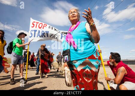 First Nation Kanadier protestieren beim 4. Jährlichen Healing Walk nördlich von Fort McMurray gegen die Zerstörung und Verschmutzung der Tar Sands-Industrie. Stockfoto