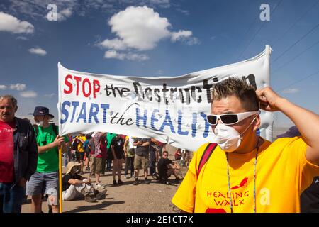 First Nation Kanadier protestieren beim 4. Jährlichen Healing Walk nördlich von Fort McMurray gegen die Zerstörung und Verschmutzung der Tar Sands-Industrie. Stockfoto