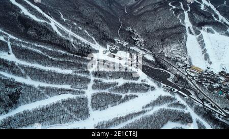 Luftaufnahme zum Skigebiet Stowe Mountain in Vermont, USA. Anfang Winter 2020 Saison. Stockfoto