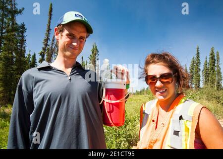 Wissenschaftler testen das Grundwasser nördlich von Fort McMurray, dem Zentrum der Ölsandindustrie in Alberta. Der Teersand ist der weltweit größte industrielle p Stockfoto