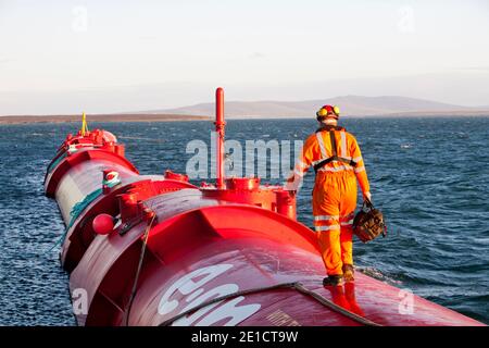 Ein Pelamis P2 Wave Energy Generator am Anlegesteg an korenbloemen auf Hoy, Orkney Inseln, Schottland, Großbritannien. Den Orkney's haben ein riesiges Potenzial für die Wellen- und Gezeitenenergie e Stockfoto