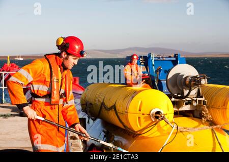 Ein Pelamis P2 Wave Energy Generator am Anlegesteg an korenbloemen auf Hoy, Orkney Inseln, Schottland, Großbritannien. Den Orkney's haben ein riesiges Potenzial für die Wellen- und Gezeitenenergie e Stockfoto