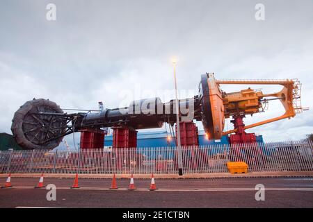 Ein PB150 Power Boje, Wellenenergiegerät an der Andockseite in Invergordon, Cromarty Firth Schottland. Die Power Boje wurde von Ocean Power Technology entwickelt Stockfoto