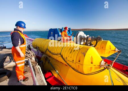 Ein Pelamis P2 Wave Energy Generator am Anlegesteg an korenbloemen auf Hoy, Orkney Inseln, Schottland, Großbritannien. Den Orkney's haben ein riesiges Potenzial für die Wellen- und Gezeitenenergie e Stockfoto