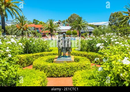 Fremantle, Western Australia, Australien - Jan 2, 2018: Statuen von Kindern, eines der Denkmäler von Fremantle war Memorial auf Monument Hill überblickt Stockfoto