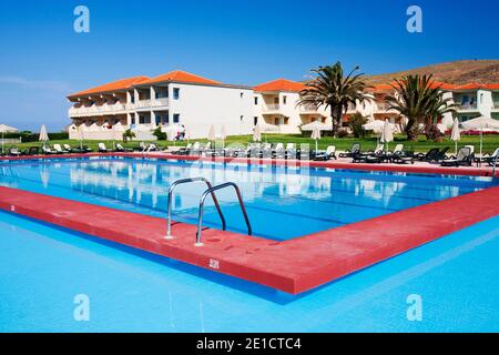 Ein Schwimmbad in einem Feriendorf in Skala Eresou auf Lesbos, Griechenland. Stockfoto