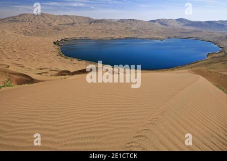 Volle Nuoertu See-Blick von westlichen Megadune-Badain Jaran Wüste. Innere Mongolei-China-1189 Stockfoto