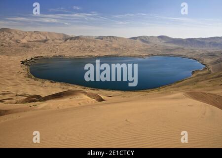 Volle Nuoertu See-Blick von westlichen Megadune-Badain Jaran Wüste. Innere Mongolei-China-1190 Stockfoto