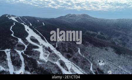 Luftaufnahme zum Skigebiet Stowe Mountain in Vermont, USA. Anfang Winter 2020 Saison. Stockfoto