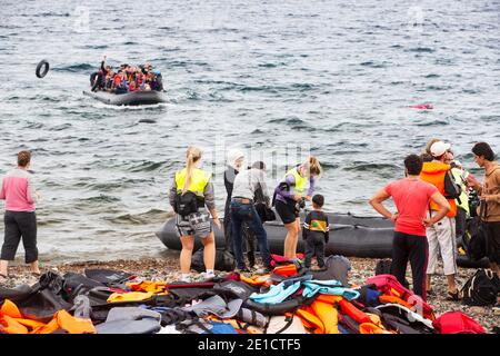 Syrische Migranten, die vor dem Krieg fliehen und nach Europa fliehen, landen auf der griechischen Insel Lesvos an der Nordküste von Efthalou. Bis zu 4,000 Migranten pro Tag Stockfoto