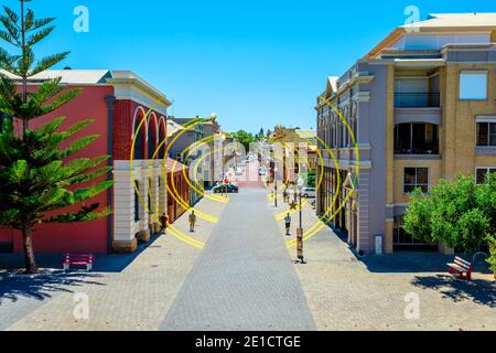 Fremantle, Western Australia, Australien - Jan 2, 2018: Optische Täuschung Kunstwerk in der historischen High Street in Fremantles West End Erbe von oben Stockfoto