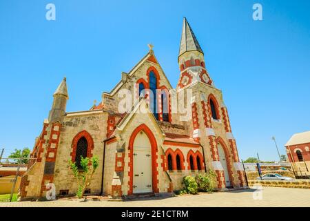 Hauptfassade Eingang der Schotten Presbyterianischen Kirche ist eine Presbyterianische Kirche aus Kalkstein mit rotem Backstein in Fremantle, Port of gebaut Stockfoto