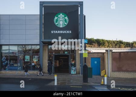 Edinburgh, Schottland - 6. Januar 2021: Die Starbucks Location im Craigleith Retail Park in Edinburgh während der Covid-19 Scotland Wintersperre. Starbuck Stockfoto