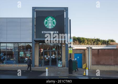 Edinburgh, Schottland - 6. Januar 2021: Die Starbucks Location im Craigleith Retail Park in Edinburgh während der Covid-19 Scotland Wintersperre. Starbuck Stockfoto