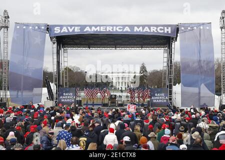 Die Bühne vor US-Präsident Donald J. Trump hält Bemerkungen an Unterstützer, die versammelt sind, um gegen die bevorstehende Zertifizierung des Kongresses von Joe Biden als nächster Präsident auf der Ellipse in Washington, DC, USA, am 06. Januar 2021 zu protestieren. Verschiedene Gruppen von Trump-Anhängern versammeln sich, um zu protestieren, während sich der Kongress auf ein Treffen vorbereitet und die Ergebnisse der US-Präsidentschaftswahlen 2020 bescheinigt. Stockfoto