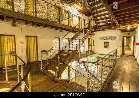 Fremantle, Western Australia, Australien - 5. Januar 2018: Division 2 und interne Treppe im Fremantle Gefängnis ein altes Gefängnis für Häftlinge wurde 1855 erbaut Stockfoto