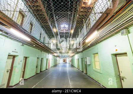 Fremantle, Western Australia - Jan 5, 2018: Innenkorridor innerhalb des Hauptzellenblocks des Fremantle Gefängnisses ein altes Gefängnis für Strafgefangene, erbaut 1855, Gedenkstätte Stockfoto