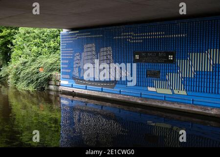 Das Nolly Brig Wandbild (inspiriert von Charles Rennie Mackintosh 'Sailing Ships') an Forth und Clyde Canal, Firhill, Maryhill. Glasgow Stockfoto