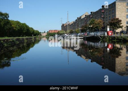 Reflexionen auf dem Wasser in Spiers Wharf, Forth und Clyde Canal. Glasgow. Winter strahlend blauer Himmel an einem sonnigen Tag Stockfoto