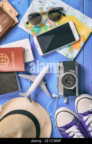 Reise Urlaub Accessoires Hintergrund flach legen. Ausrüstung für Sommerferien, Pass, Tickets, Geld, Handy, Sonnenbrille, Karte, Kamera, Hut, Sneake Stockfoto