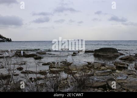 Foto zeigt die schönen Felsformationen von tobermory Stockfoto