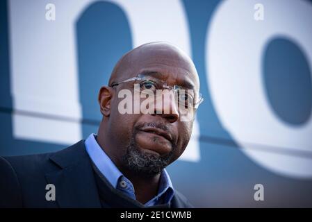 Marietta, GA, USA. Dezember 2020. Rev. Raphael Warnock, Pastor bei Ebenezer Baptist Church in Atlanta, wurde zum ersten schwarzen Senator aus Georgia am Dienstag, 5. Januar 2021 gewählt.Bild: Warnock spricht mit Unterstützern während des Wahlkampfstopps in Marietta, GA Credit: Robin Rayne/ZUMA Wire/Alamy Live News Stockfoto