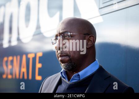 Marietta, GA, USA. Dezember 2020. Rev. Raphael Warnock, Pastor bei Ebenezer Baptist Church in Atlanta, wurde zum ersten schwarzen Senator aus Georgia am Dienstag, 5. Januar 2021 gewählt.Bild: Warnock spricht mit Unterstützern während des Wahlkampfstopps in Marietta, GA Credit: Robin Rayne/ZUMA Wire/Alamy Live News Stockfoto