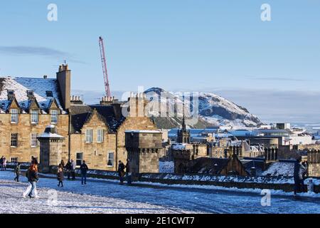 Blick in Richtung Arthurs Seat Hill und Salisbury Crags in Edinburgh. Großbritannien Januar 2020. Winterschnee. Stockfoto