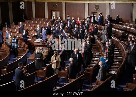 Washington, Usa. Januar 2021. US-Vizepräsident Mike Pence, Mitte, kommt zu einer gemeinsamen Sitzung des Kongresses, um die Wahlkollegium Stimmen von der Präsidentschaftswahl 2020 am Mittwoch, 6. Januar 2021 zu zählen. Pool Foto von Erin Scott/UPI Kredit: UPI/Alamy Live Nachrichten Stockfoto