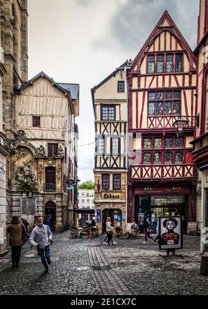 Rouen, Frankreich, Oktober 2020, Blick auf die Gros-Horloge Straße in der Altstadt Stockfoto