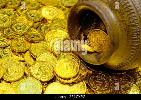 Goldmünze im Schatz alter Tontopf auf einem Stapel Von Goldmünzen Stockfoto