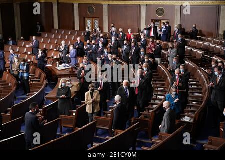 Washington, USA. Januar 2021. US-Vizepräsident Mike Pence, Mitte, kommt zu einer gemeinsamen Sitzung des Kongresses, um die Wahlkollegium Stimmen der Präsidentschaftswahl 2020 in der Kammer des Repräsentantenhauses in Washington, DC, USA, am Mittwoch, 6. Januar 2021 zu zählen. Der Kongress trifft sich, um Joe Biden als Sieger der Präsidentschaftswahlen 2020 zu bescheinigen, wobei sich Dutzende republikanischer Gesetzgeber darauf vorbereiten, die Zahlen in einer Reihe von Staaten während einer normalerweise weitgehend zeremoniellen Veranstaltung anzufechten. (Foto von Erin Scott/Pool/Sipa USA) Quelle: SIPA USA/Alamy Live News Stockfoto