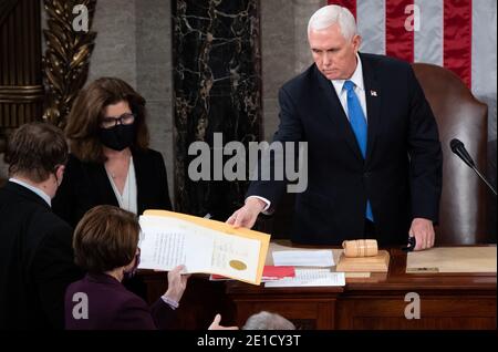 Washington, Usa. Januar 2021. US-Vizepräsident Mike Pence überreicht die Wahlurkunde aus dem Bundesstaat Arizona an US-Senatorin Amy Klobuchar, Demokratin von Minnesota, während er den Vorsitz über eine gemeinsame Kongresssitzung führt, um die Stimmen des Wahlkollegs aus den Präsidentschaftswahlen 2020 am Mittwoch, den 6. Januar 2021 zu zählen. Pool Foto von Saul Loeb/UPI Kredit: UPI/Alamy Live News Stockfoto