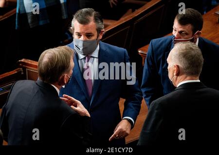 USA. Januar 2021. Senator Ted Cruz (R-TX) spricht mit den Mitgliedern des Hauses während einer gemeinsamen Sitzung des Kongresses, um die Wahlkollegialergebnisse 2020 auf dem Capitol Hill in Washington, DC am 6. Januar 2020 zu bestätigen. (Foto von Erin Schaff/Pool/Sipa USA) Quelle: SIPA USA/Alamy Live News Stockfoto