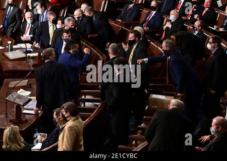 Washington, USA. Januar 2021. Senator Ted Cruz, ein Republikaner aus Texas, zweite Linke, Gesten während einer gemeinsamen Sitzung des Kongresses, um die Wahlkollegium Stimmen der Präsidentschaftswahl 2020 in der Kammer des Repräsentantenhauses in Washington, DC, USA, am Mittwoch, 6. Januar 2021 zu zählen. Der Kongress trifft sich, um Joe Biden als Sieger der Präsidentschaftswahlen 2020 zu bescheinigen, wobei sich Dutzende republikanischer Gesetzgeber darauf vorbereiten, die Zahlen in einer Reihe von Staaten während einer normalerweise weitgehend zeremoniellen Veranstaltung anzufechten. (Foto von Erin Scott/Pool/Sipa USA) Quelle: SIPA USA/Alamy Live News Stockfoto