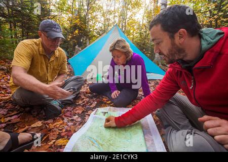 Wanderer planen Reise mit Karte, Adirondack Mountains, New York State, USA Stockfoto