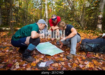 Wanderer planen Reise mit Karte, Adirondack Mountains, New York State, USA Stockfoto