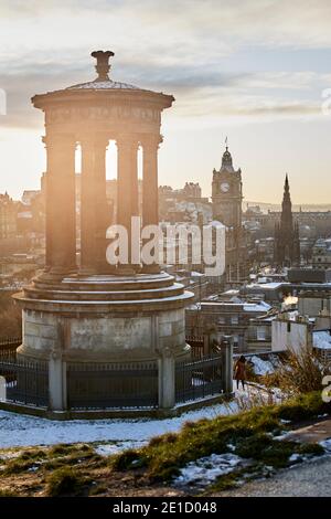 Winterschnee, Calton Hill Edinburgh mit Blick auf das Stadtzentrum und das Balmoral Hotel. Stockfoto