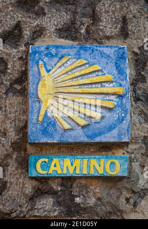 Symbol des Camino de Santiago, die wir finden Markierung der Route in verschiedenen Etappen, in der Region Asturien. Compostela heiliges Jahr. Stockfoto